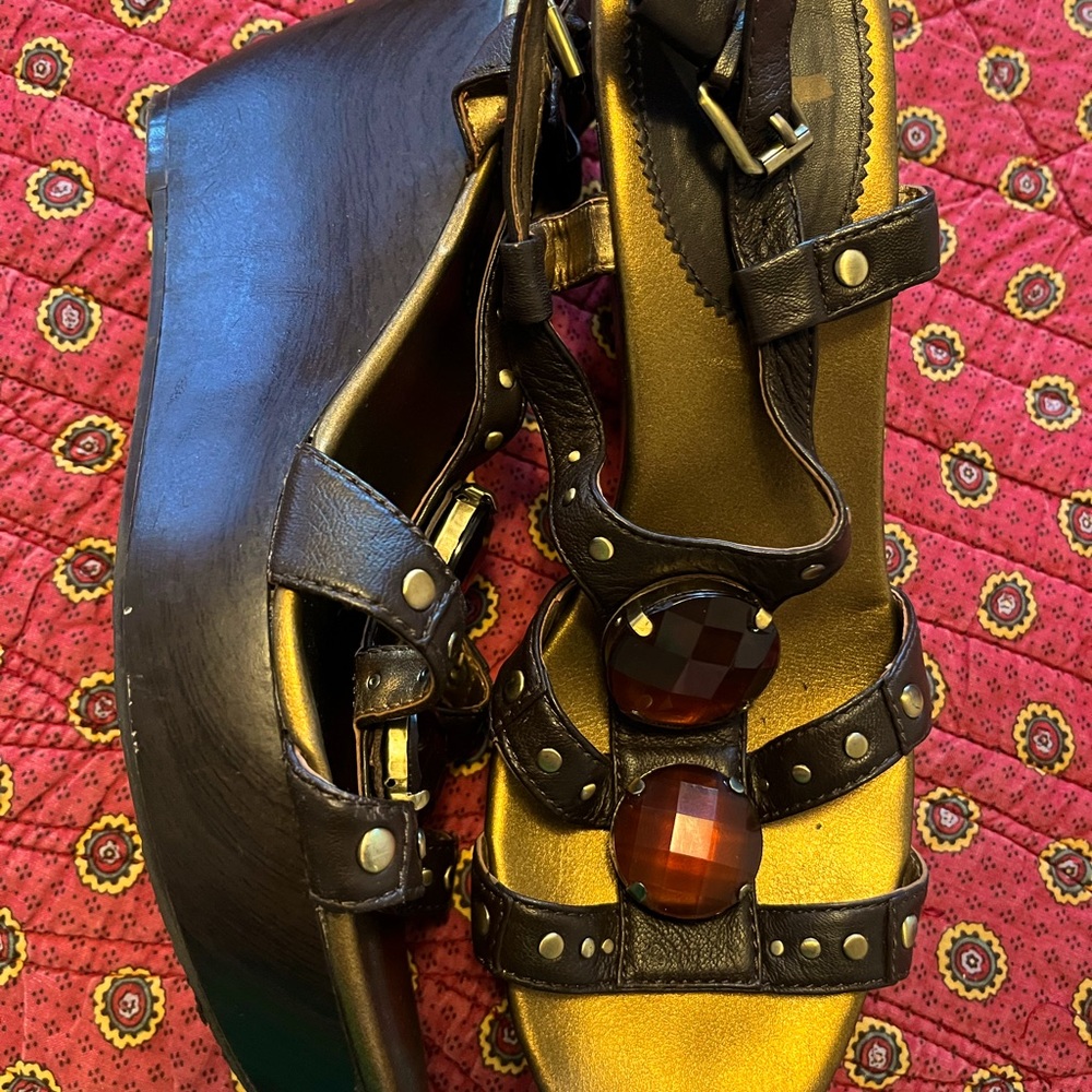 Report jeweled wedges